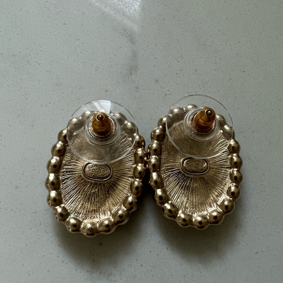 Brand new Chanel CC logo pearls earrings - Picture 4 of 4